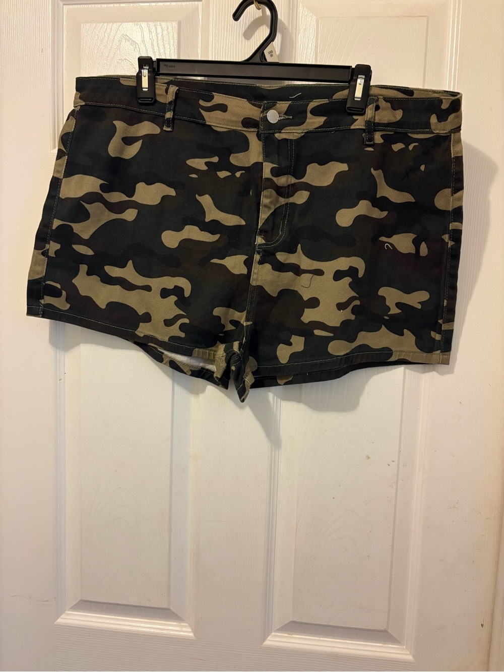 Camouflage Pattern Women's Casual Shorts - Olive/Black